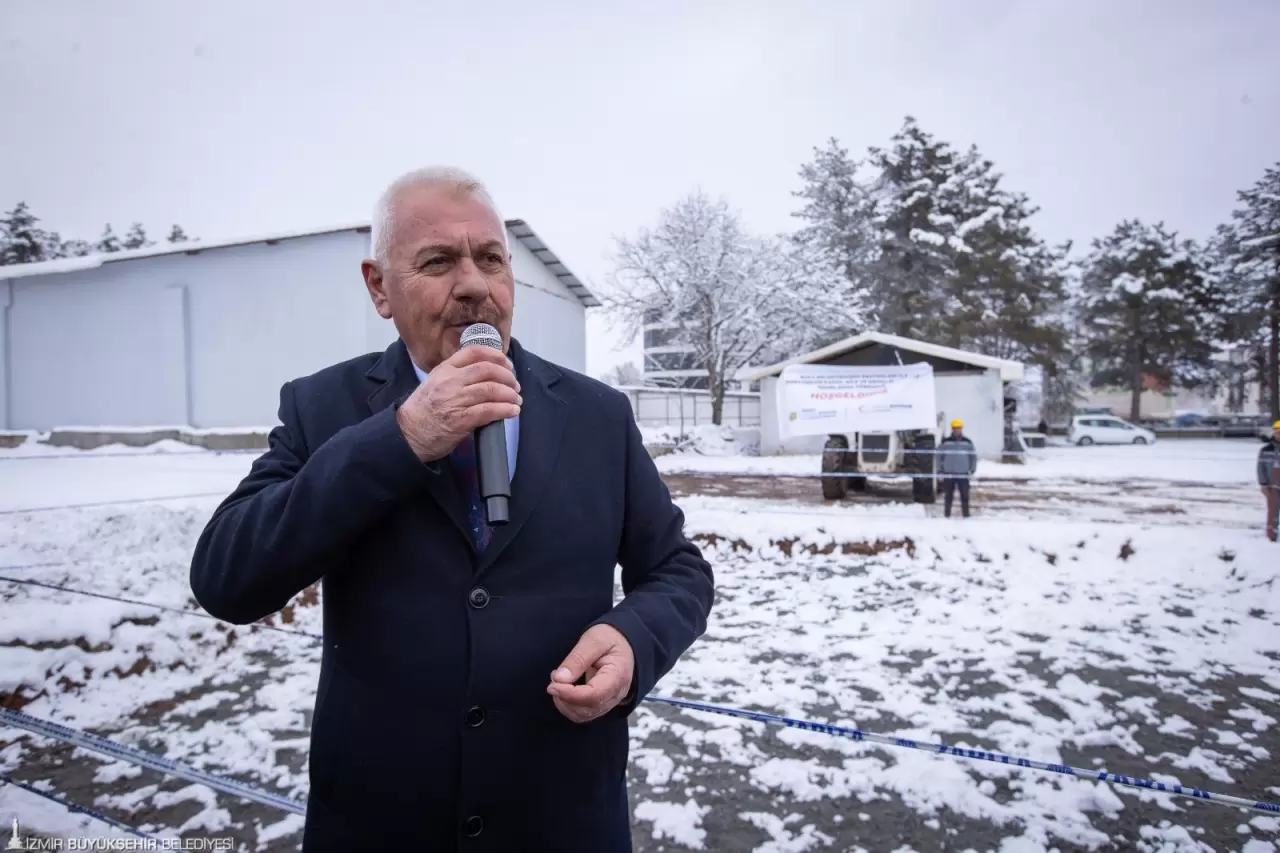 İzmir Büyükşehir Belediye Başkanı Cemil Tugay, deprem bölgesindeki destek programları kapsamında Malatya Doğanşehir’de Kadın, Aile ve Gençlik Merkezi’nin temelini attı.