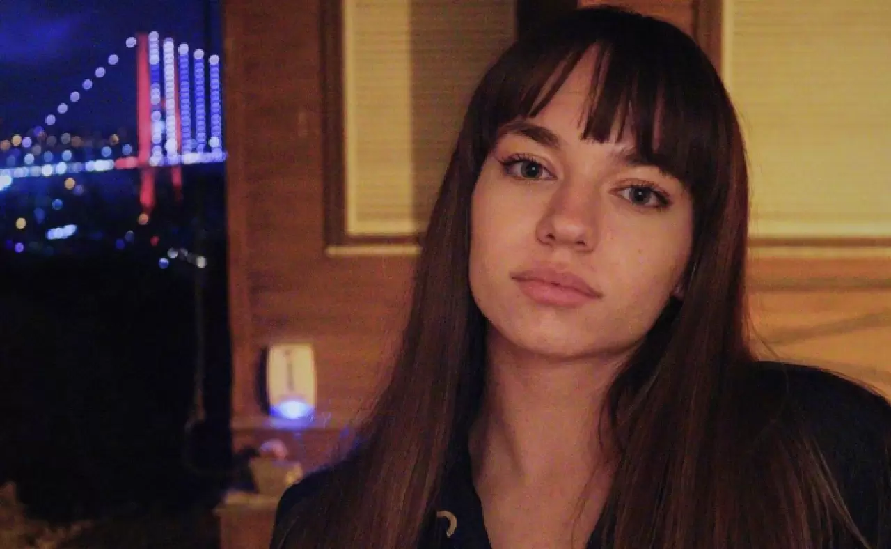 Biz Kimden Kaçıyorduk Anne ile oyunculuk kariyerine başlayan Eylül Tumbar'ın oynadığı diziler, filmler ve sevgilisi merak konusu. Haberimizde sizler için Eylül Tumbar hakkında merak edilenleri açıkladık.