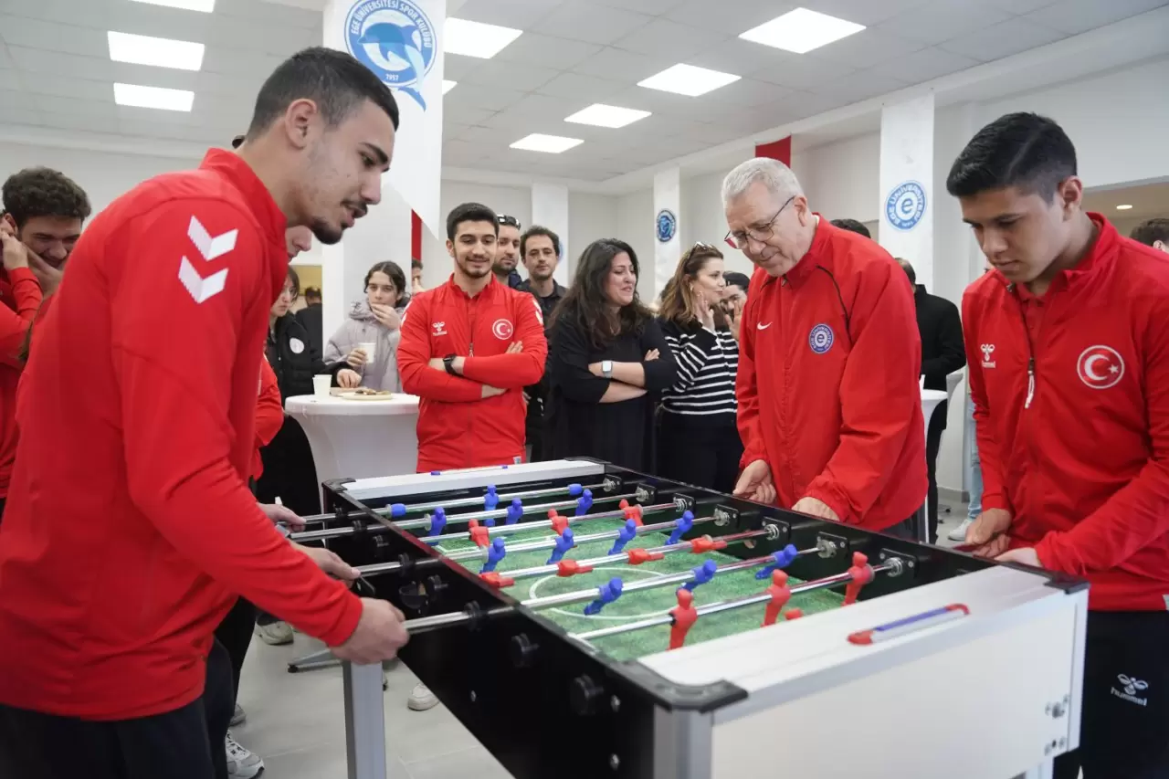 Ege Üniversitesi, Prof. Dr. Necdet Budak'ın öncülüğünde spor alanında dev bir adım attı! Yeni spor merkezi ve 1107 sporcu ile üniversite, başarılarına hız kesmeden devam ediyor.