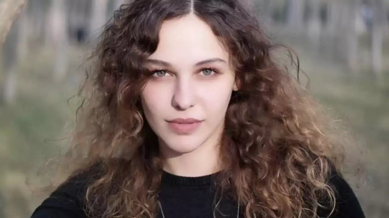 Kadere Karşı isimli dizi ile oyunculuk kariyerine başlayan Gökçem Çoban'ın kim olduğu, oynadığı diziler ve filmler merak edilmektedir. Haberimizde sizin için Gökçem Çoban hakkında merak edilenleri yanıtladık.