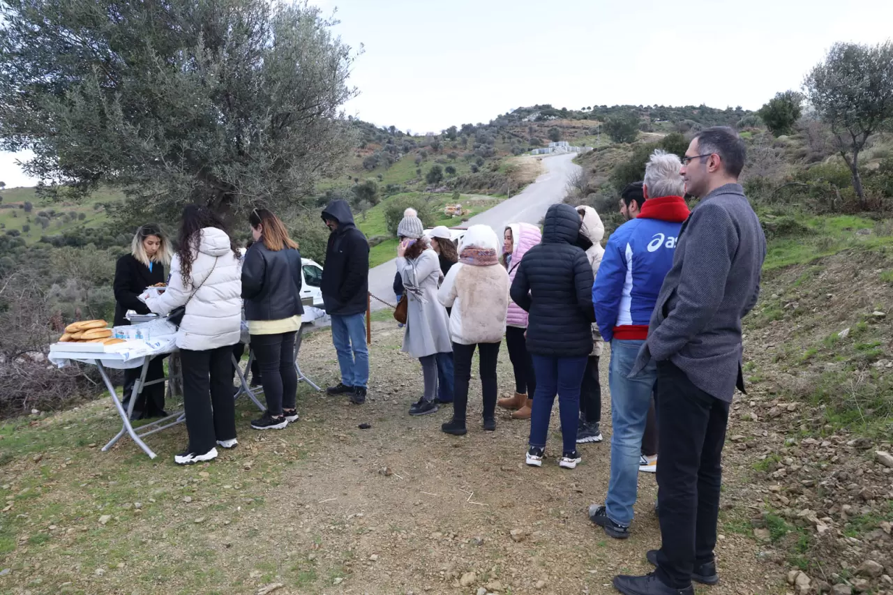 Güzelbahçe Belediyesi, sağlıklı yaş alma eğitimi ve doğa yürüyüşüyle fark yarattı. Uzman hocalar, Yaka Ormanı'nda doğa ile iç içe sağlık sırlarını paylaştı!