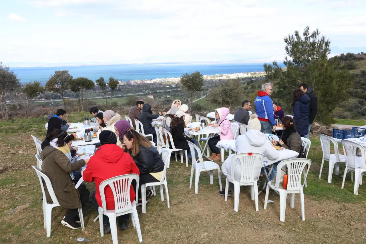 Güzelbahçe Belediyesi, sağlıklı yaş alma eğitimi ve doğa yürüyüşüyle fark yarattı. Uzman hocalar, Yaka Ormanı'nda doğa ile iç içe sağlık sırlarını paylaştı!