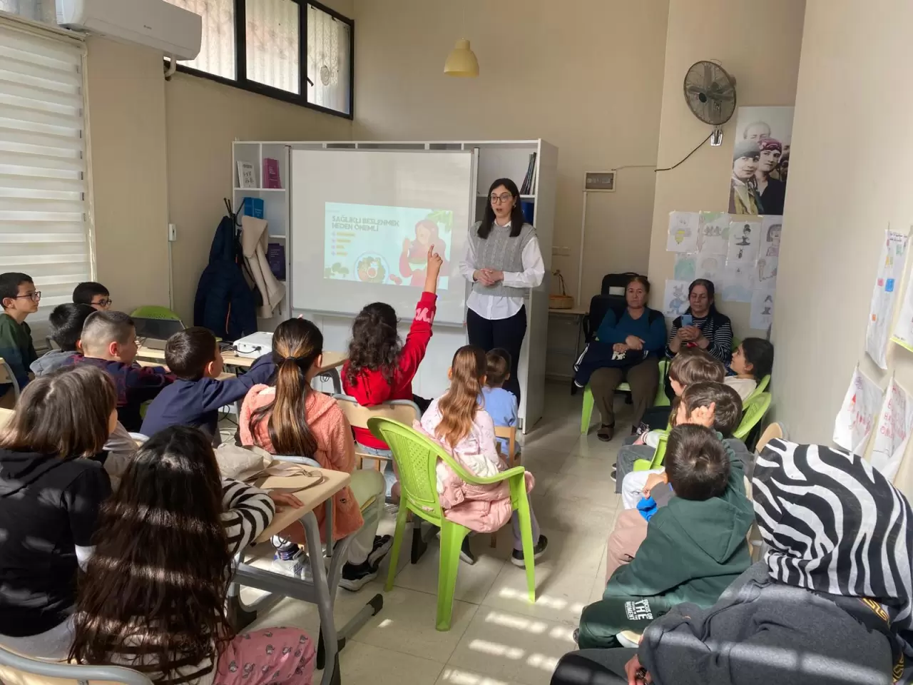 Çiğli Belediyesi, çocuklara sağlıklı beslenme alışkanlıkları kazandırmak için düzenlediği seminerle, paketli gıdaların etkilerini ve doğal beslenmenin püf noktalarını eğlenceli bir şekilde anlattı.