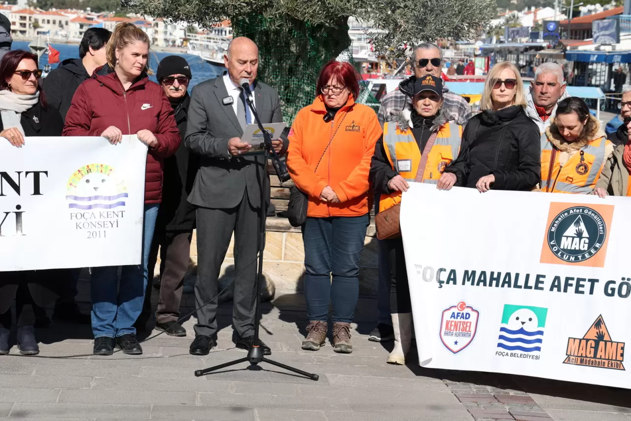 Foça’da düzenlenen anma töreninde, 6 Şubat 2023’teki büyük depremin yarattığı acılar tekrar gündeme geldi. Hayatını kaybeden Foçalı Mora ailesi unutulmadı, acılar paylaşıldı.