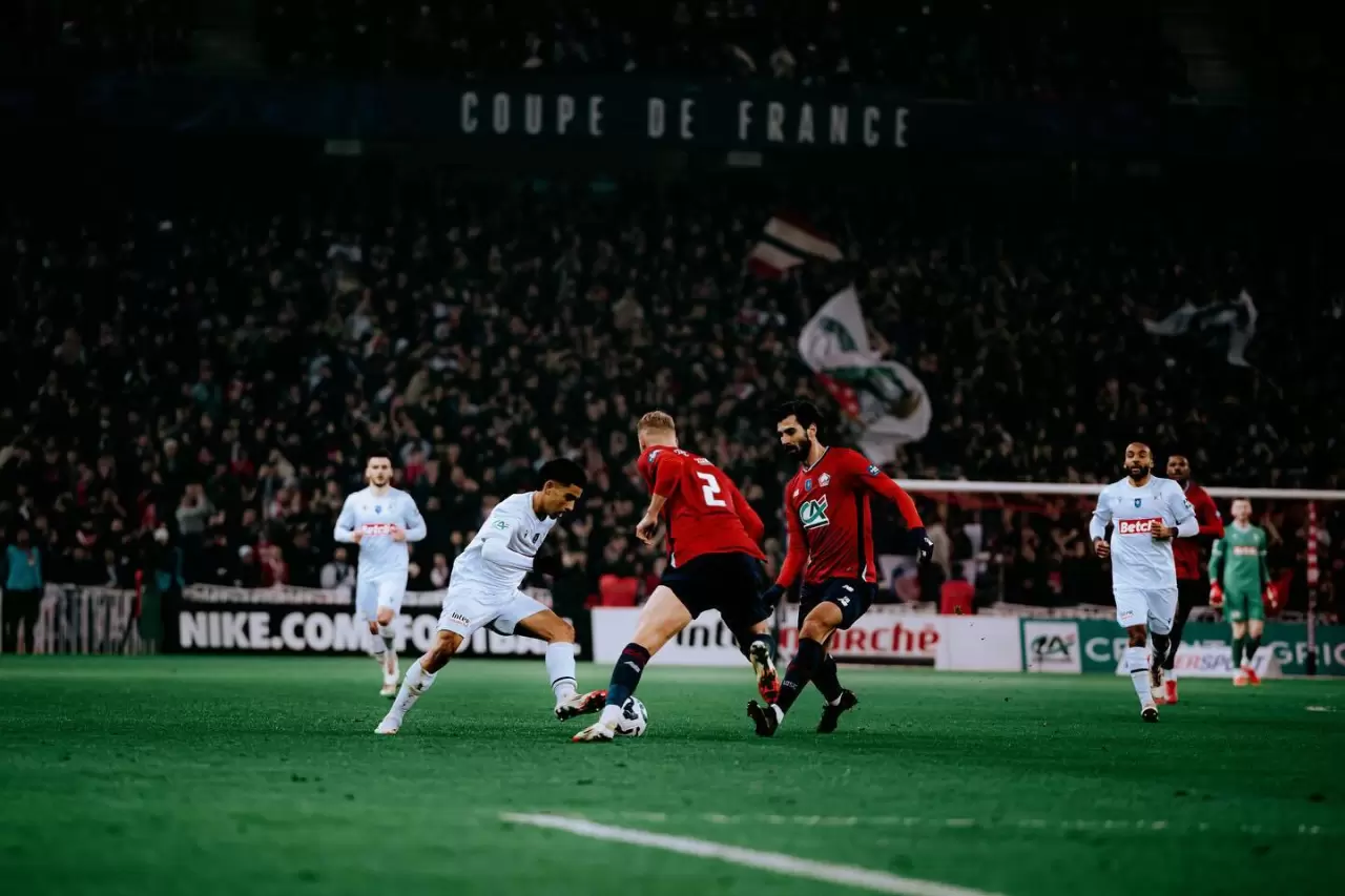 Fenerbahçe, Fransız futbolcu Gessime Yassine’nin transferi için harekete geçiyor. Peki, 19 yaşındaki kanat oyuncusunun kariyerindeki önemli adımlar neler? İşte detaylar!