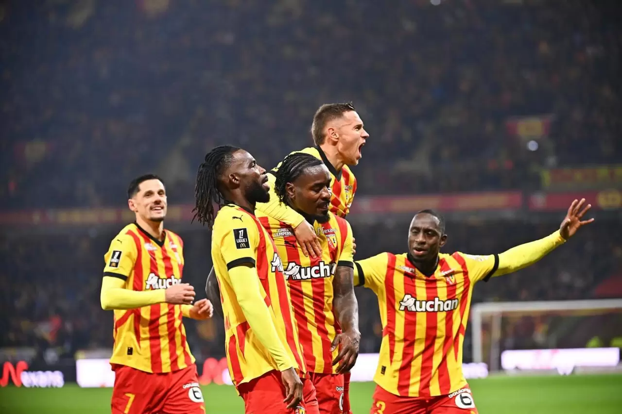 Eren Elmalı transferini bitiremeyen Galatasaray, rotasını Fransa'ya çevirdi! Sarı-kırmızılılar, Lens'in yıldızı Przemyslaw Frankowski için harekete geçti. Peki Przemyslaw Frankowski Kimdir? Przemyslaw Frankowski hangi takımlarda oynadı? İşte detaylar…