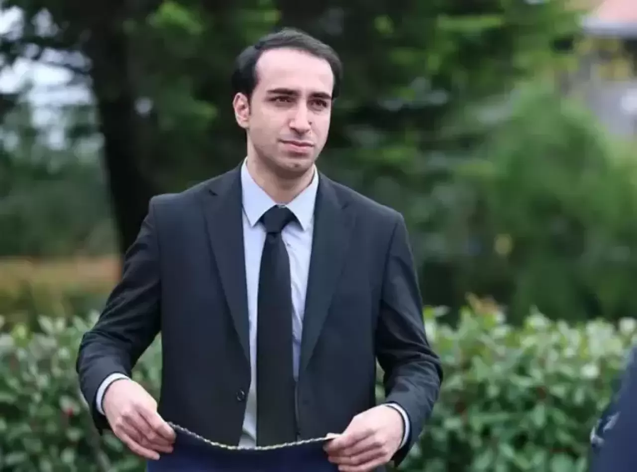 İnci Taneleri dizisindeki Niyazi rolünü canlandıran Muhammet Kulu hakkında merak edilmekte olan kim olduğu, hangi dizilerde oynadığı gibi soruları sizler için haberimizde derledik.