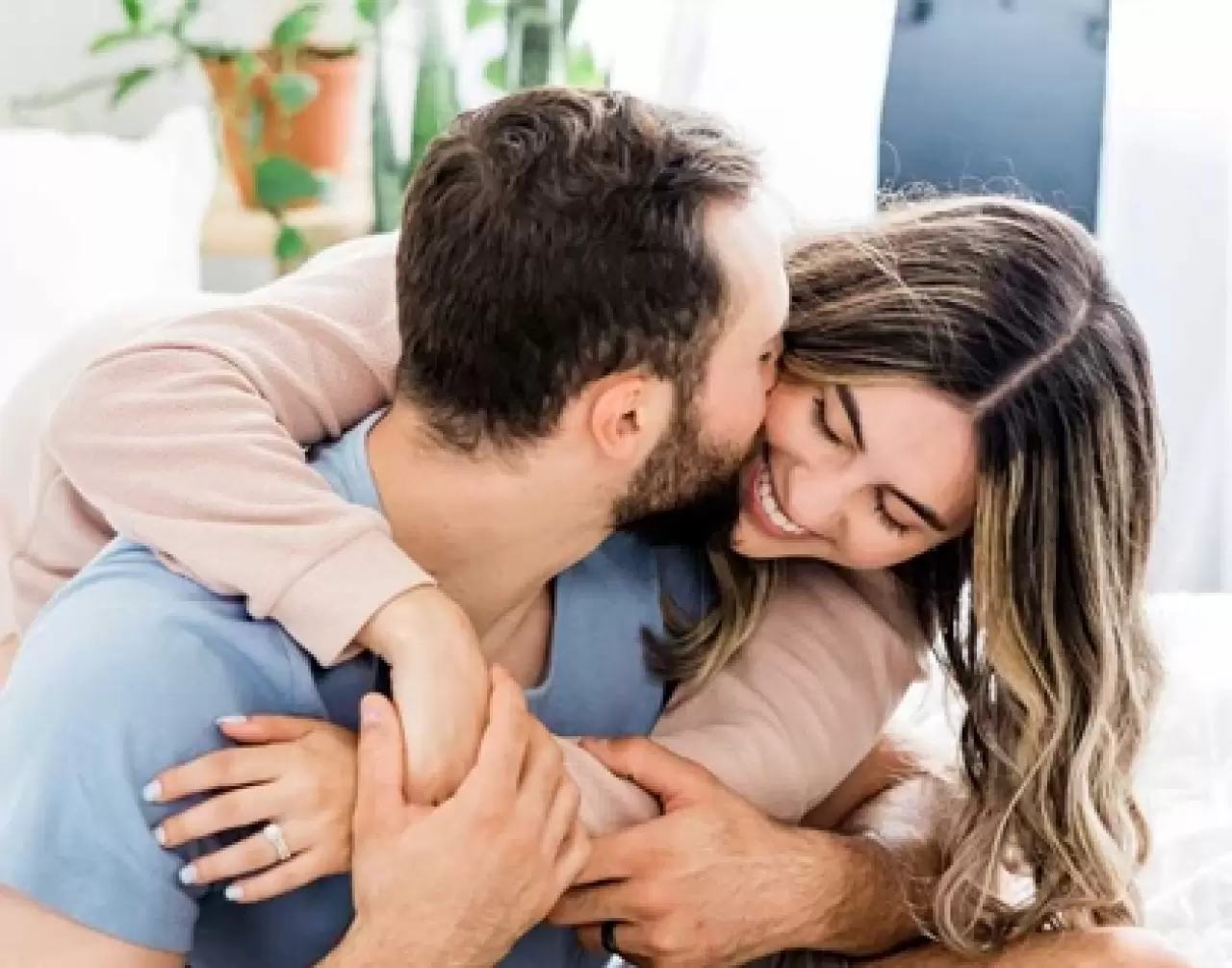 Uzman psikolog, aşırı ilgi ve ilgisizliğin bağlanma stilleriyle nasıl ilişkilendirildiğini ve bu davranışların ilişkilerde nasıl duygusal kopukluk yaratabileceğini açıklıyor.