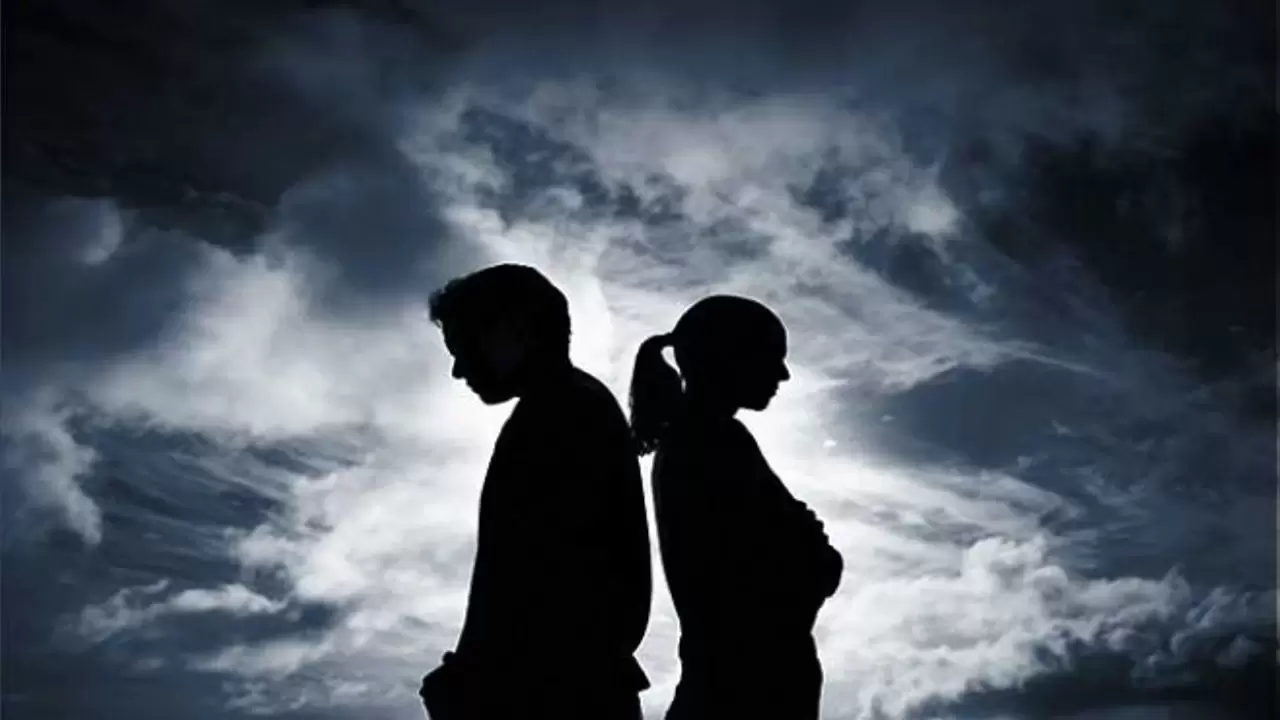 Uzman psikolog, aşırı ilgi ve ilgisizliğin bağlanma stilleriyle nasıl ilişkilendirildiğini ve bu davranışların ilişkilerde nasıl duygusal kopukluk yaratabileceğini açıklıyor.