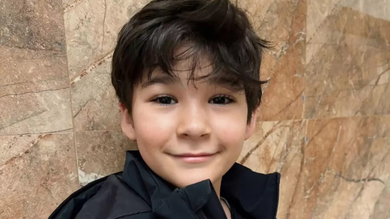 Üç Kuruş isimli dizi ile tanınmaya başlayan günümüzde ise Annem Ankara dizisinde oynayan çocuk oyuncu Mustafa Enis Bilir hakkında kim olduğu, hangi dizi ve filmlerde oynadığı merak edilmektedir. Sizler için haberimizde yanıtladık.