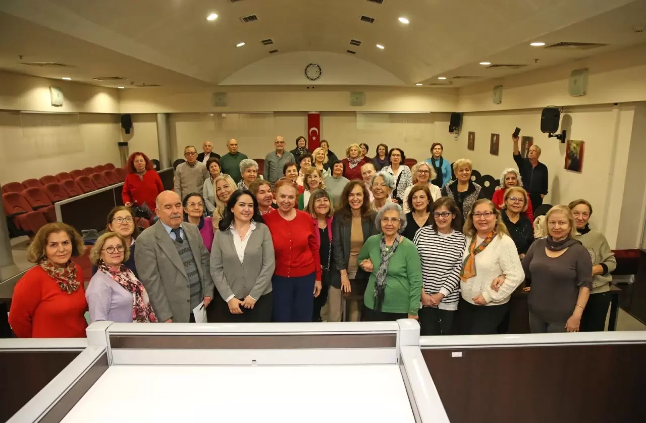 Karşıyaka Belediyesi, 3. Yaş Üniversitesi mezunu 285 çınarı sosyal projelere dahil ediyor. Gönüllü büyükler, bilgi ve deneyimleriyle topluma ışık tutacak!