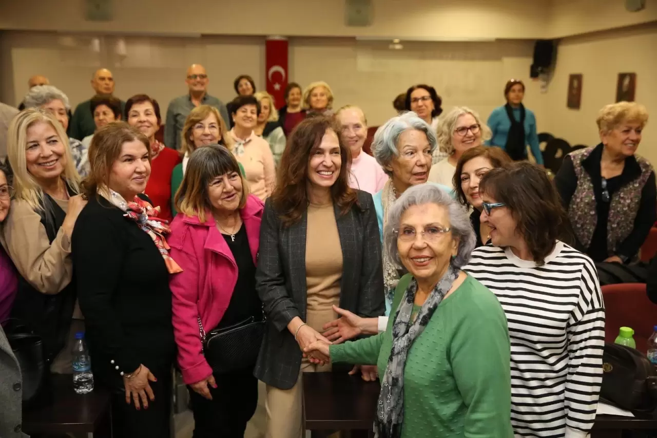Karşıyaka Belediyesi, 3. Yaş Üniversitesi mezunu 285 çınarı sosyal projelere dahil ediyor. Gönüllü büyükler, bilgi ve deneyimleriyle topluma ışık tutacak!