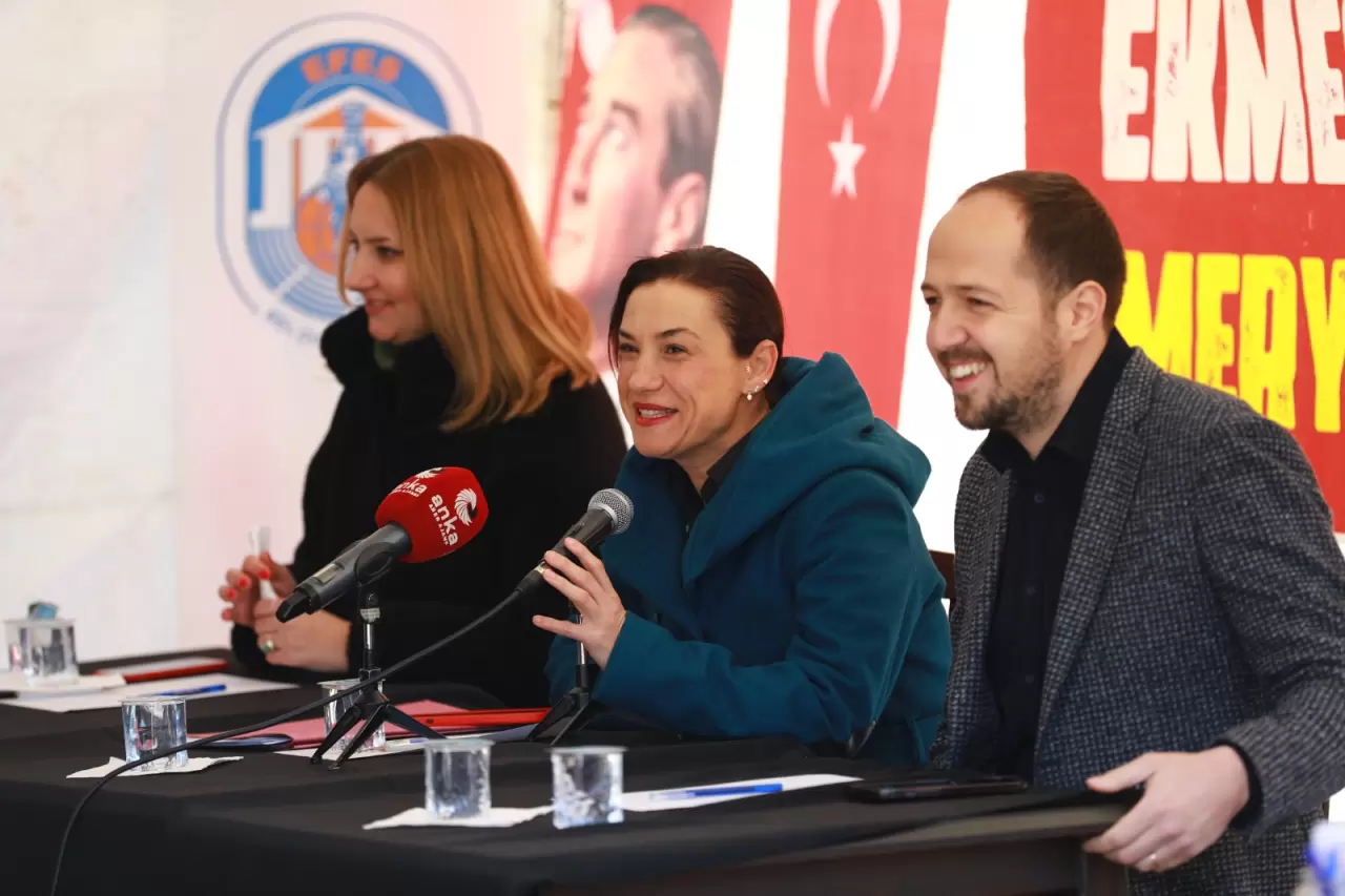 Efes Selçuk Belediyesi Şubat Meclisi'nde Başkan Ceritoğlu Sengel, fırınlar, kent lokantası, altyapı çalışmaları ve sosyal konut projeleriyle ilgili önemli açıklamalar yaptı. Esnafı koruma mücadelesi de gündemde!