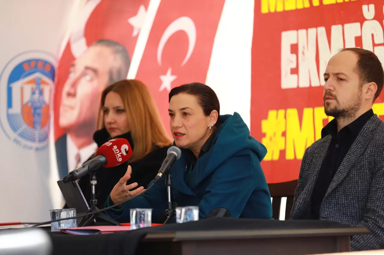 Efes Selçuk Belediyesi Şubat Meclisi'nde Başkan Ceritoğlu Sengel, fırınlar, kent lokantası, altyapı çalışmaları ve sosyal konut projeleriyle ilgili önemli açıklamalar yaptı. Esnafı koruma mücadelesi de gündemde!