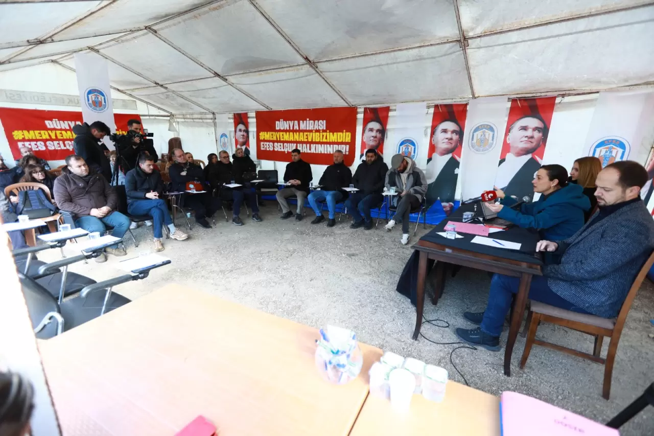 Efes Selçuk Belediyesi Şubat Meclisi'nde Başkan Ceritoğlu Sengel, fırınlar, kent lokantası, altyapı çalışmaları ve sosyal konut projeleriyle ilgili önemli açıklamalar yaptı. Esnafı koruma mücadelesi de gündemde!