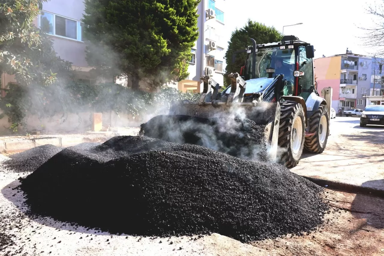 Bayraklı'da, İzmir Büyükşehir Belediyesi iş birliğiyle sürdürülen yol yenileme ve asfalt çalışmaları 24 mahallede hız kesmeden devam ediyor. Son olarak 5 mahallede asfalt serimi yapıldı!