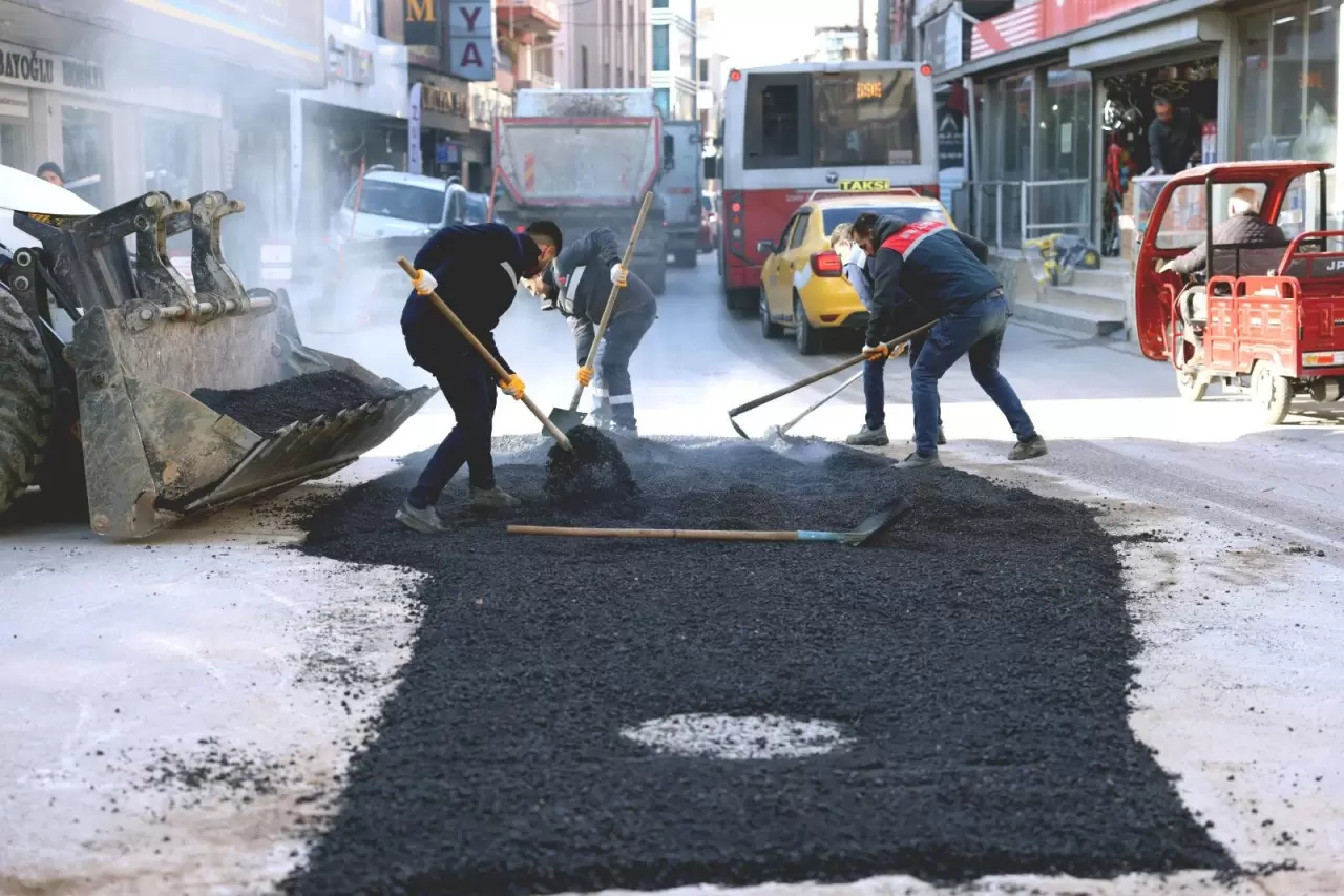 Bayraklı'da, İzmir Büyükşehir Belediyesi iş birliğiyle sürdürülen yol yenileme ve asfalt çalışmaları 24 mahallede hız kesmeden devam ediyor. Son olarak 5 mahallede asfalt serimi yapıldı!