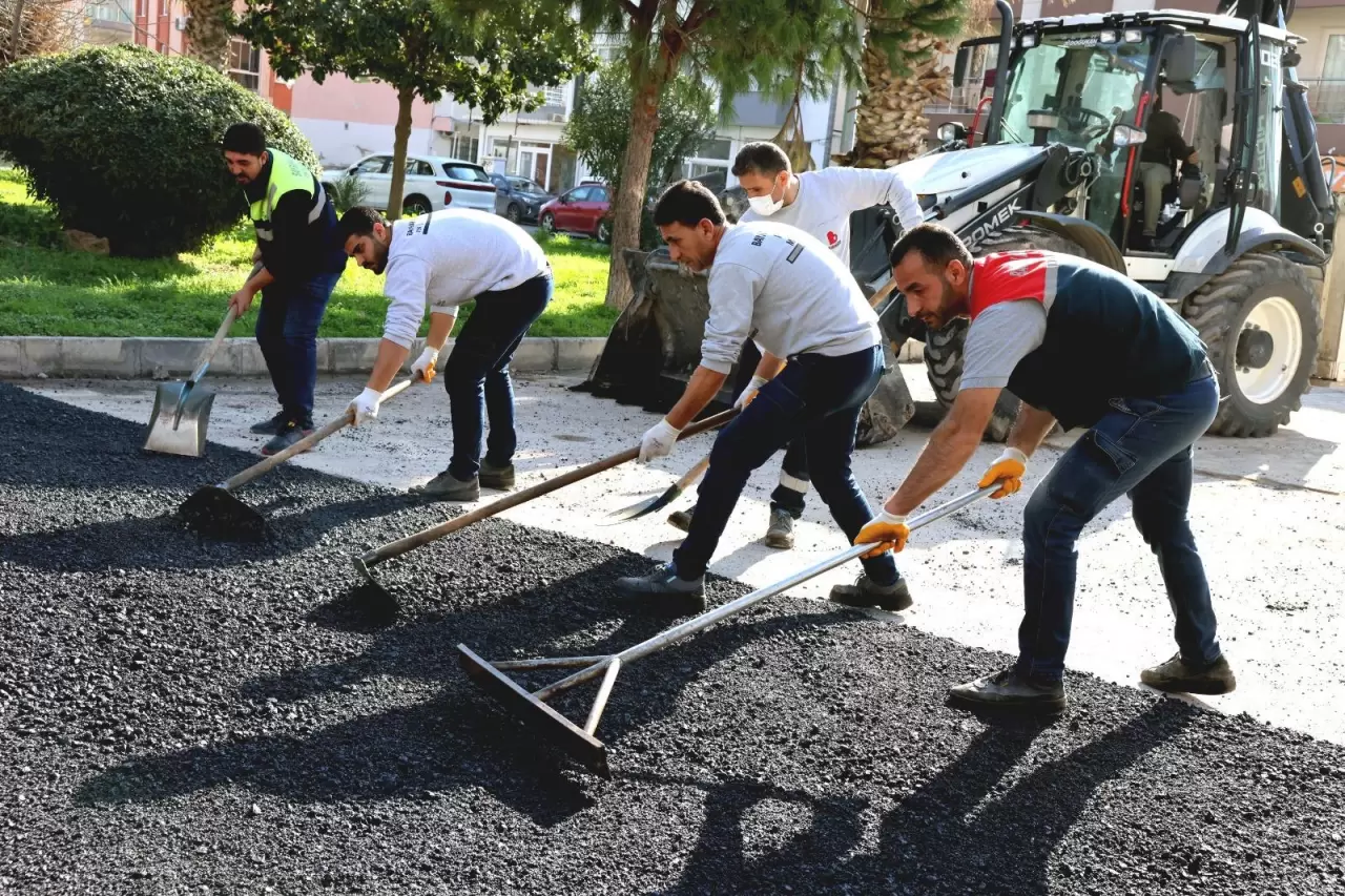 Bayraklı'da, İzmir Büyükşehir Belediyesi iş birliğiyle sürdürülen yol yenileme ve asfalt çalışmaları 24 mahallede hız kesmeden devam ediyor. Son olarak 5 mahallede asfalt serimi yapıldı!