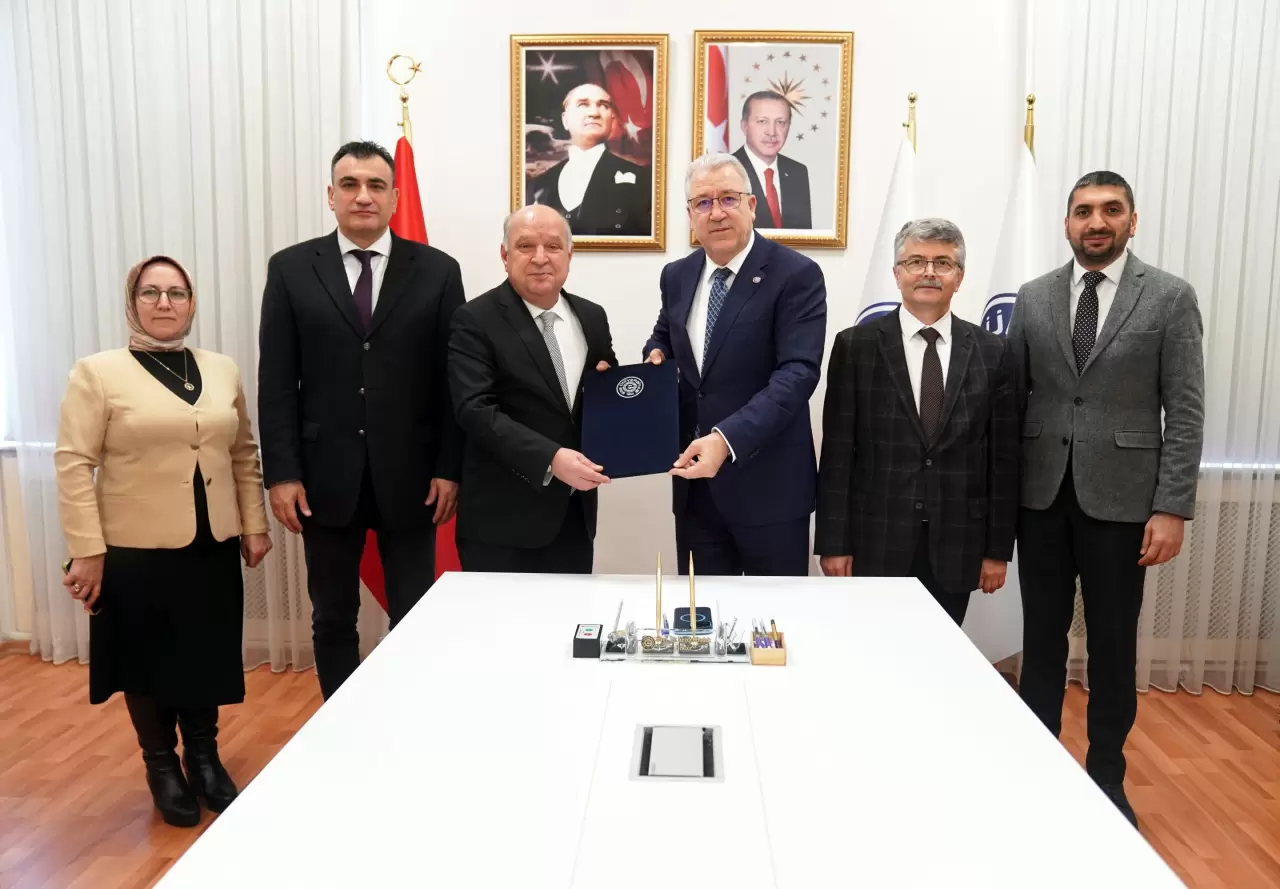 Ege Üniversitesi ve İŞKUR, üniversite öğrencilerine iş hayatına adım atma fırsatı sunuyor! "İŞKUR Gençlik Programı" protokolü ile gençler, eğitimle birlikte maddi destek de elde edecek.