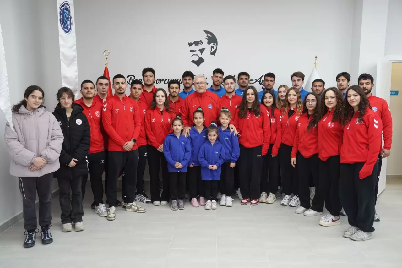 Ege Üniversitesi Spor Kulübü, Rektör Prof. Dr. Necdet Budak'ın öncülüğünde güçlenen altyapısı ve yeni merkeziyle dikkat çekiyor. 33 antrenör, 1107 sporcu ve uluslararası başarılar!