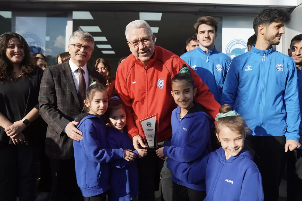 Ege Üniversitesi Spor Kulübü, Rektör Prof. Dr. Necdet Budak'ın öncülüğünde güçlenen altyapısı ve yeni merkeziyle dikkat çekiyor. 33 antrenör, 1107 sporcu ve uluslararası başarılar!