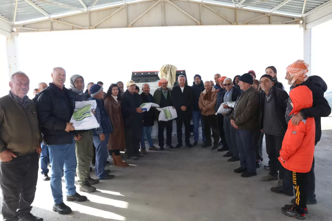 Güzelbahçe Belediyesi, üç köyde çiftçilere 1,5 ton bordo bulamacı ve 3 ton kükürt desteği sağladı. Başkan Günay: “Çiftçiyi desteklemezsek, hepimiz kaybederiz” dedi.