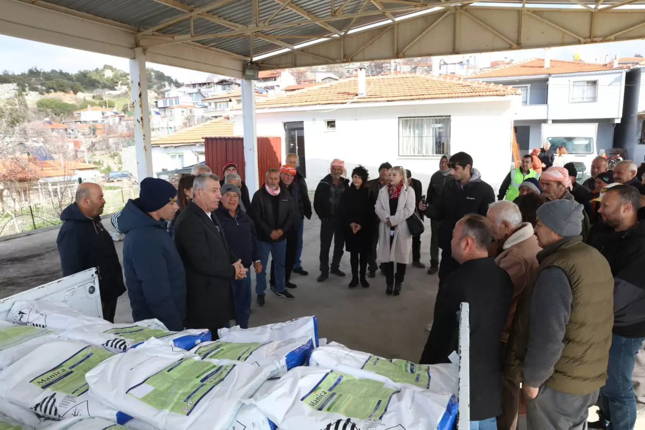 Güzelbahçe Belediyesi, üç köyde çiftçilere 1,5 ton bordo bulamacı ve 3 ton kükürt desteği sağladı. Başkan Günay: “Çiftçiyi desteklemezsek, hepimiz kaybederiz” dedi.