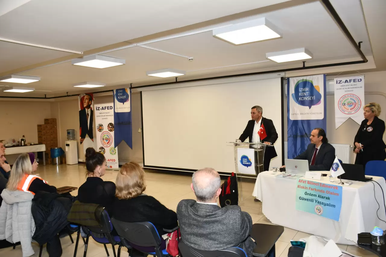 İzmir Kent Konseyi, seçimli genel kurul öncesi 6 Şubat depremlerinin yıl dönümünde anma ve farkındalık etkinliği düzenledi. İşte etkinlikten önemli detaylar!