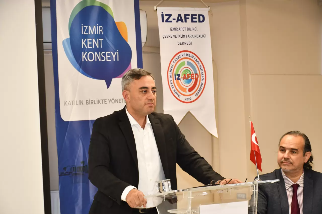 İzmir Kent Konseyi, seçimli genel kurul öncesi 6 Şubat depremlerinin yıl dönümünde anma ve farkındalık etkinliği düzenledi. İşte etkinlikten önemli detaylar!