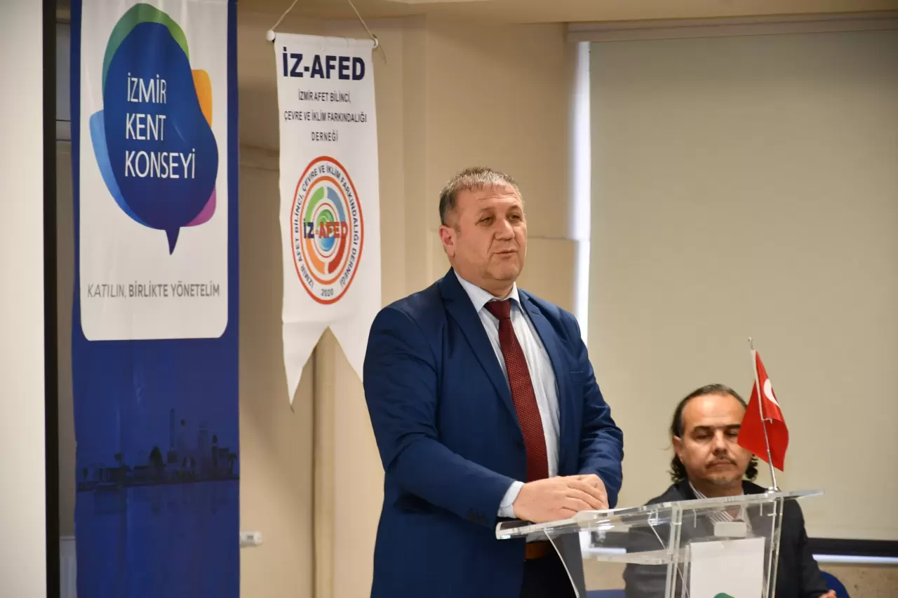 İzmir Kent Konseyi, seçimli genel kurul öncesi 6 Şubat depremlerinin yıl dönümünde anma ve farkındalık etkinliği düzenledi. İşte etkinlikten önemli detaylar!