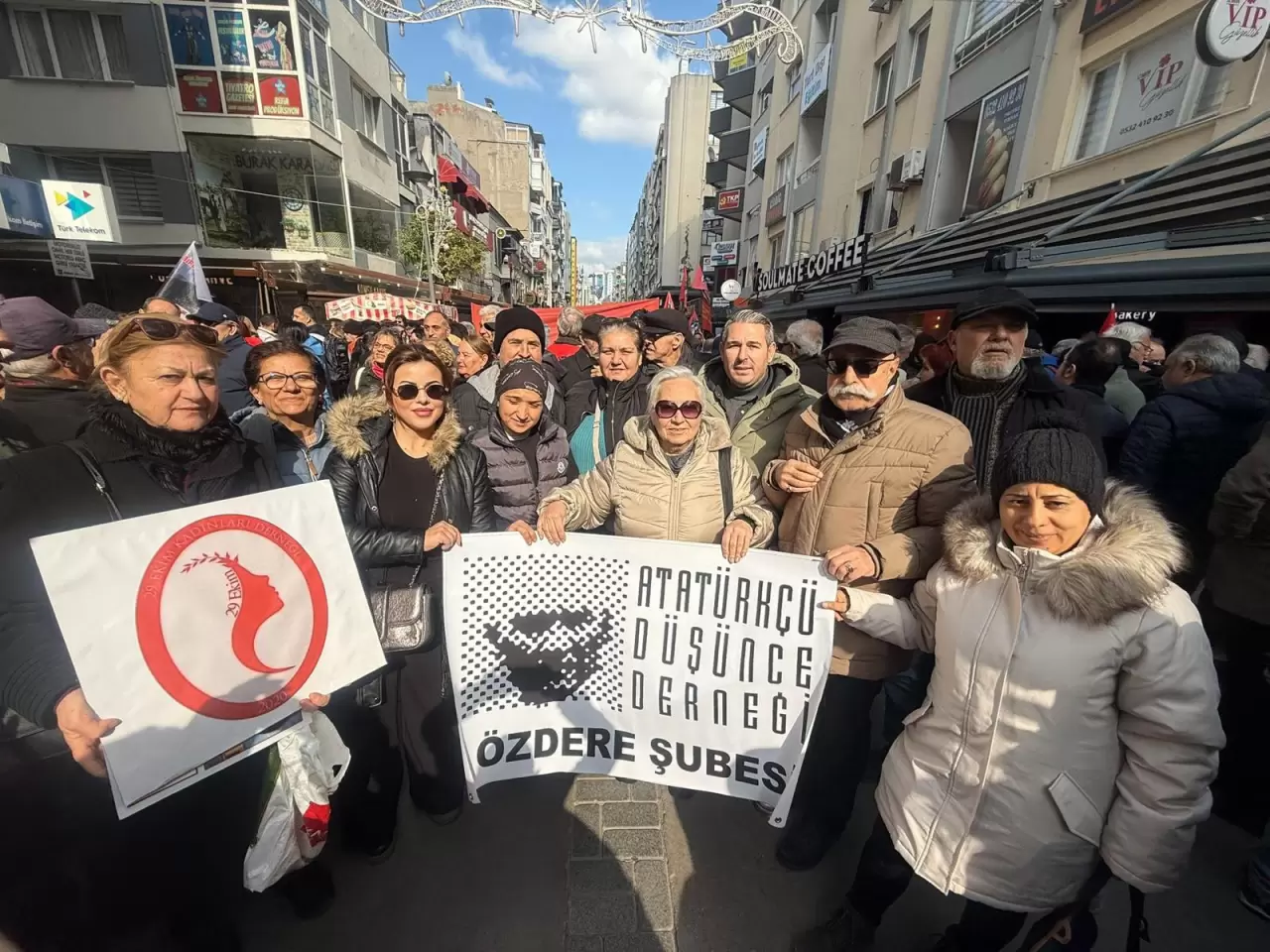 İzmir’de ADD ve Eğitim-İş öncülüğünde düzenlenen yürüyüşte, ihraç edilen 5 teğmen ve 3 komutan için adalet çağrısı yapıldı. Kararın hukuka aykırı olduğu iddia ediliyor!