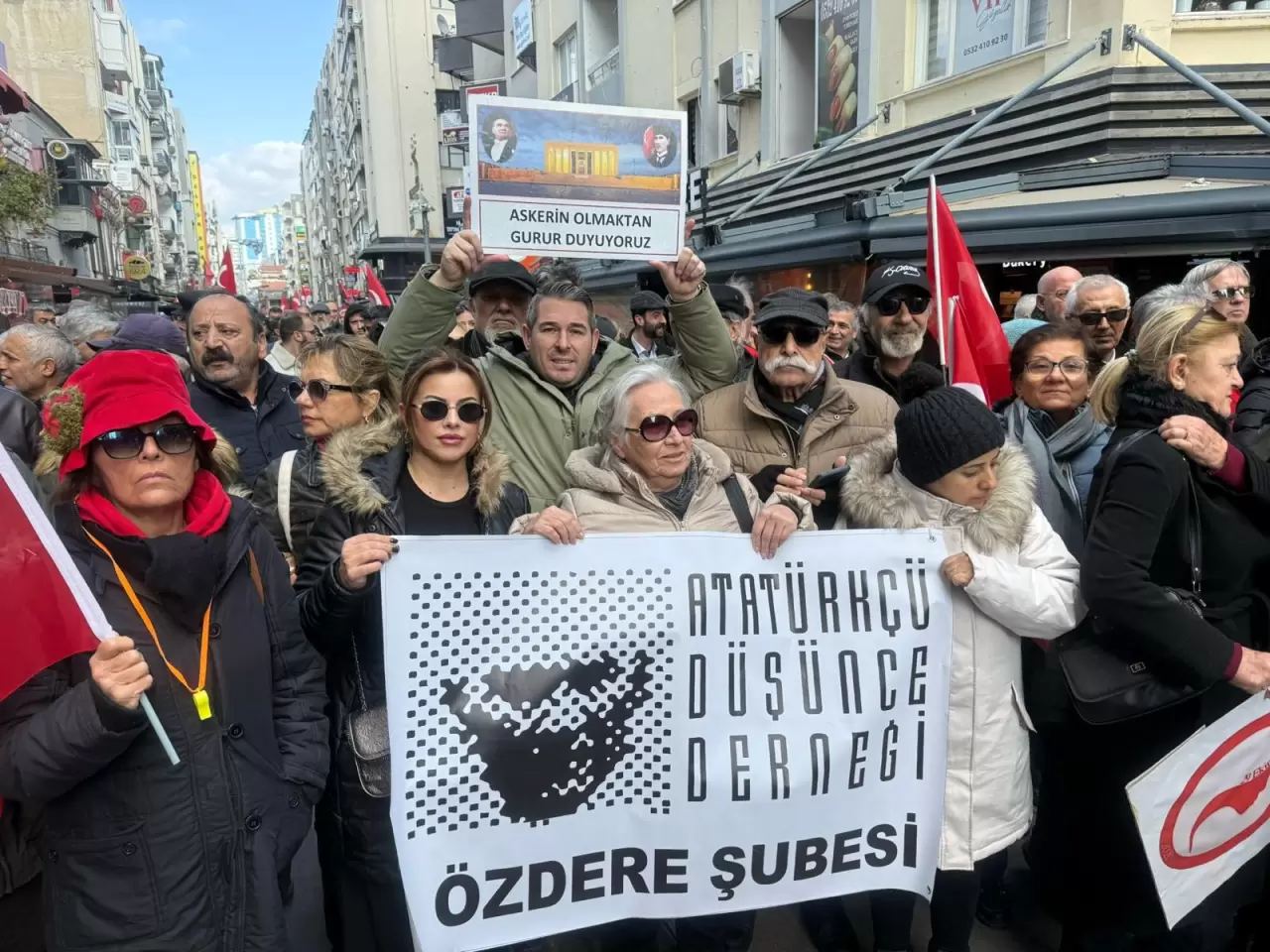 İzmir’de ADD ve Eğitim-İş öncülüğünde düzenlenen yürüyüşte, ihraç edilen 5 teğmen ve 3 komutan için adalet çağrısı yapıldı. Kararın hukuka aykırı olduğu iddia ediliyor!