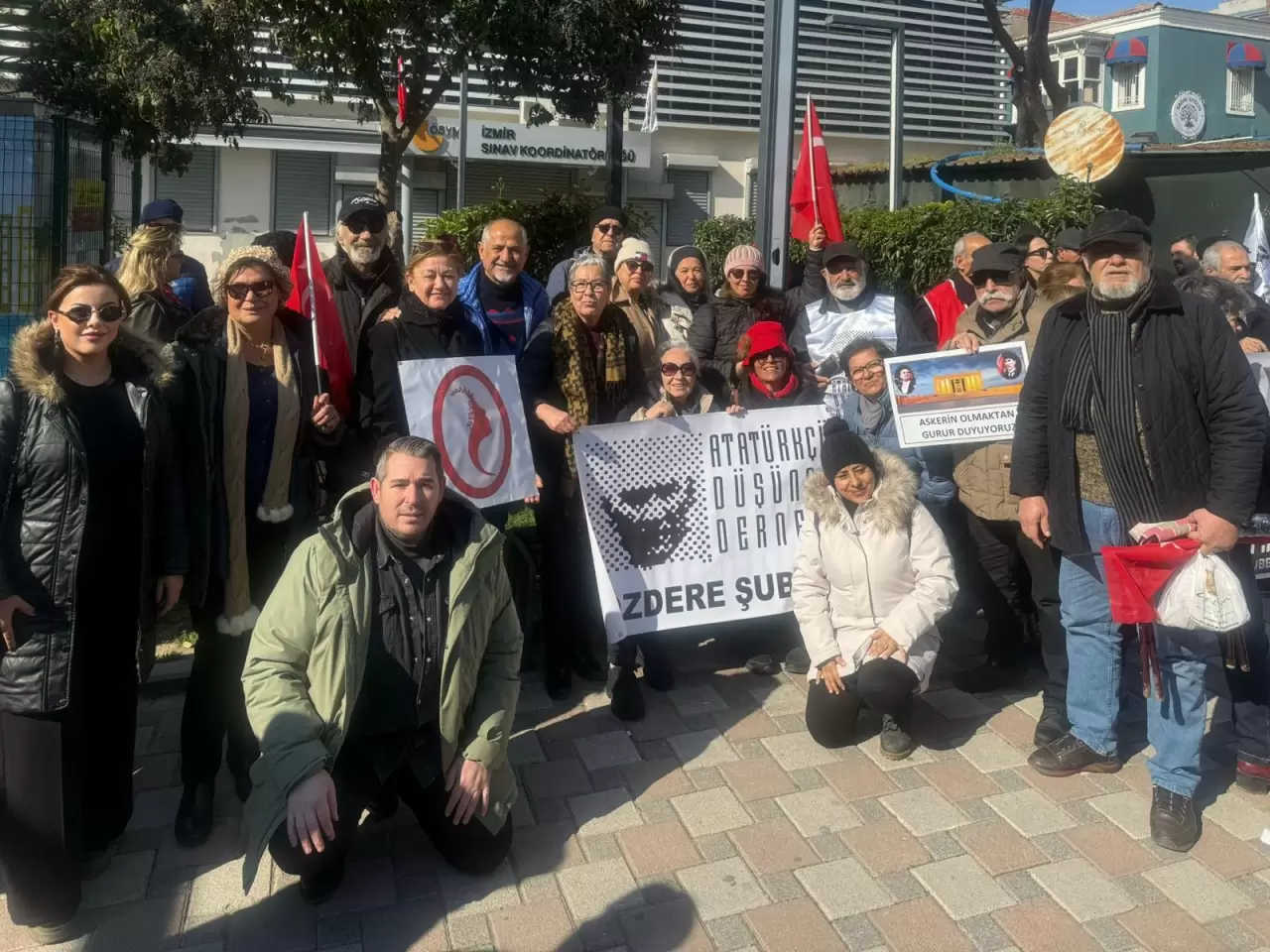 İzmir’de ADD ve Eğitim-İş öncülüğünde düzenlenen yürüyüşte, ihraç edilen 5 teğmen ve 3 komutan için adalet çağrısı yapıldı. Kararın hukuka aykırı olduğu iddia ediliyor!