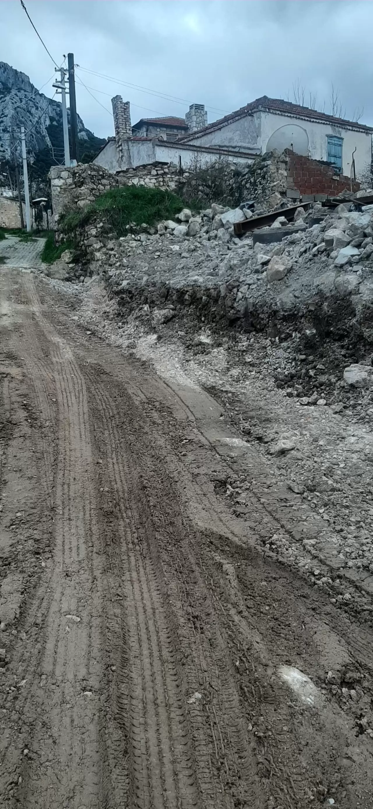 Karaburun’un Bozköy Mahallesi'nde tamamlanmayan yollar ve altyapı eksikliği halkı isyan ettirdi. Ambulans giremiyor, dolmuşlar çalışmıyor! Belediye ne yapacak?