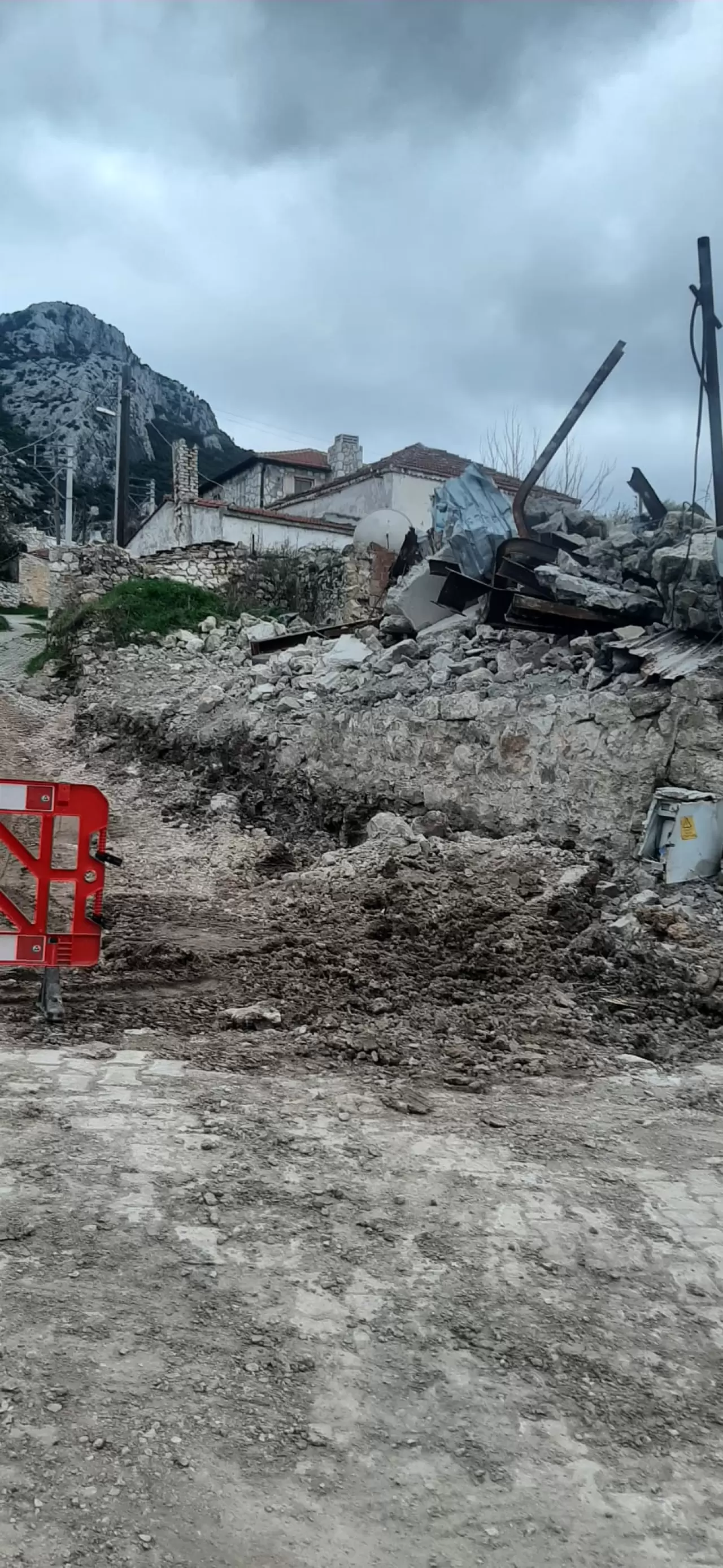 Karaburun’un Bozköy Mahallesi'nde tamamlanmayan yollar ve altyapı eksikliği halkı isyan ettirdi. Ambulans giremiyor, dolmuşlar çalışmıyor! Belediye ne yapacak?