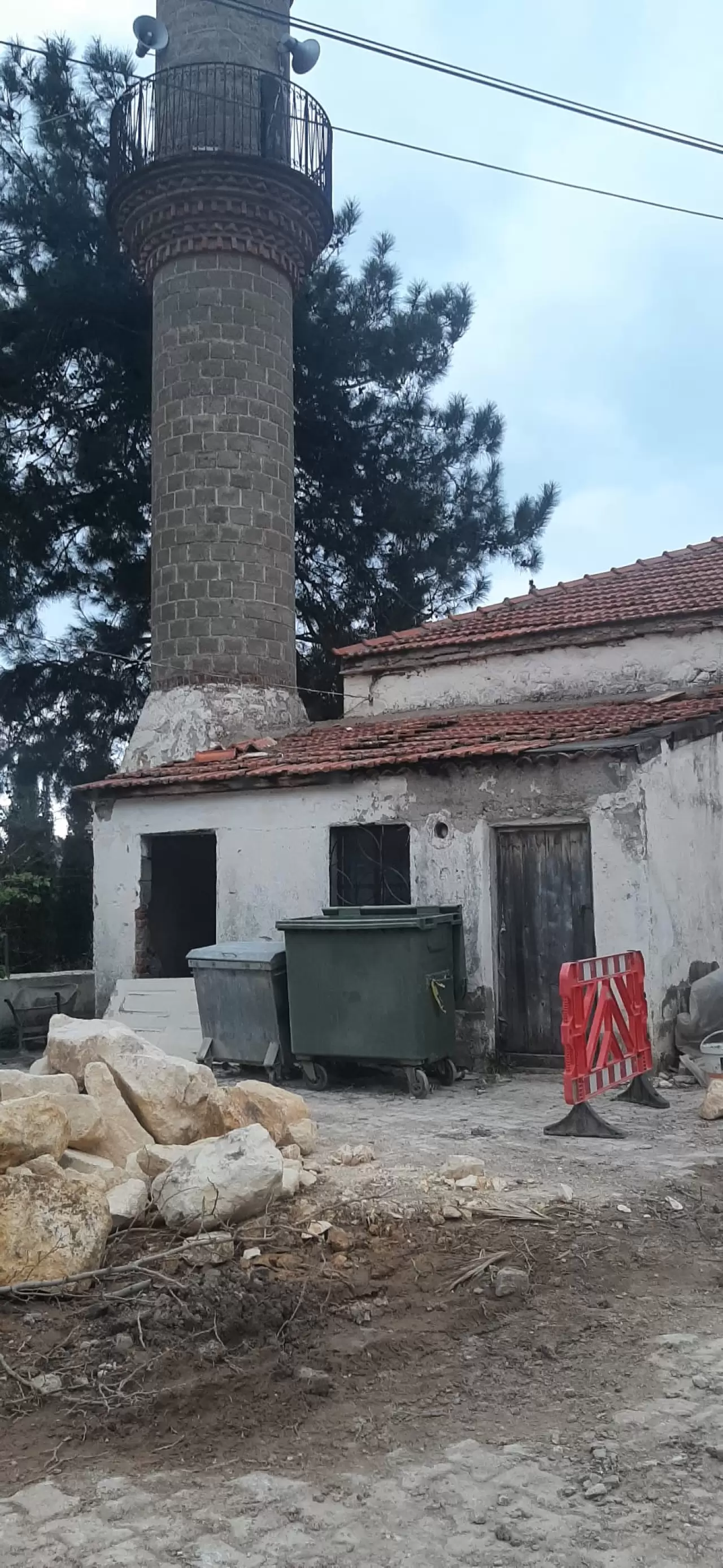 Karaburun’un Bozköy Mahallesi'nde tamamlanmayan yollar ve altyapı eksikliği halkı isyan ettirdi. Ambulans giremiyor, dolmuşlar çalışmıyor! Belediye ne yapacak?