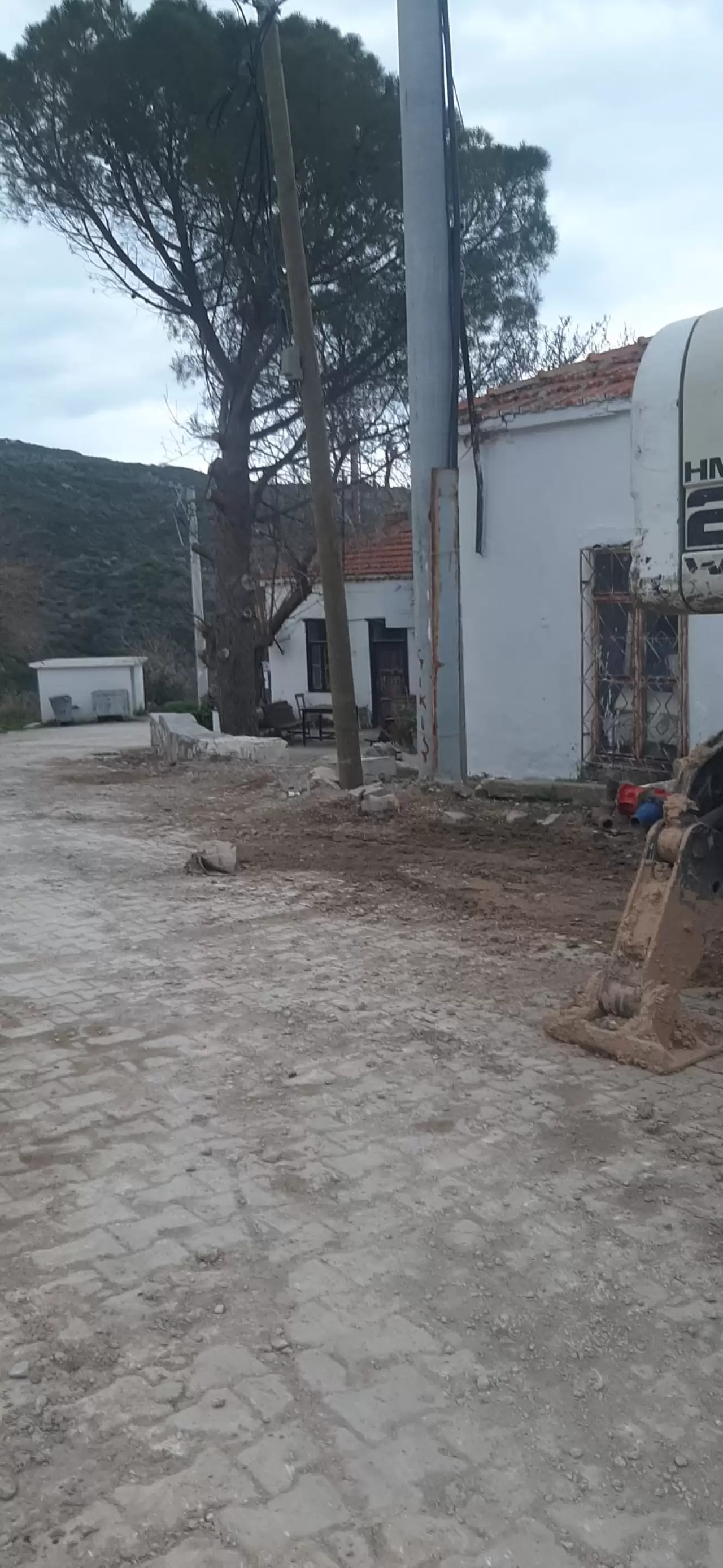 Karaburun’un Bozköy Mahallesi'nde tamamlanmayan yollar ve altyapı eksikliği halkı isyan ettirdi. Ambulans giremiyor, dolmuşlar çalışmıyor! Belediye ne yapacak?