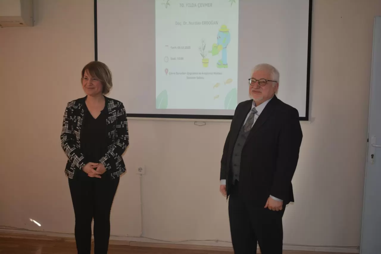 Ege Üniversitesi 70. Yıl Etkinlikleri kapsamında düzenlenen “70. Yılda ÇEVMER” söyleşisinde, merkezin çevre sorunlarına katkısı ve Greenmetric başarısı ele alındı.