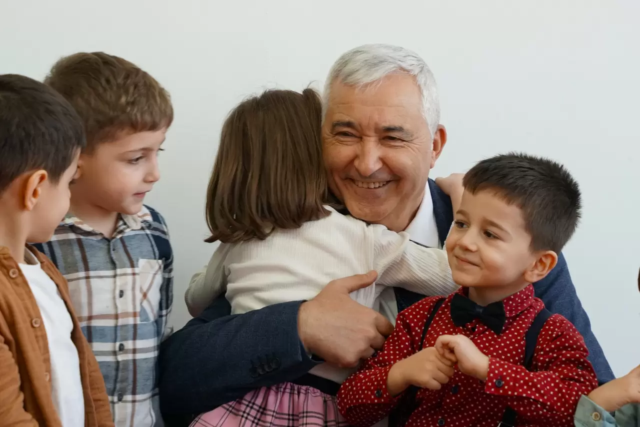 Kemalpaşa Belediyesi, çalışan ailelere büyük kolaylık sağlayan 5 yeni gündüz bakımeviyle yüzlerce çocuğa eğitim fırsatı sundu. Minikler, modern yaklaşımlarla gelişimlerine katkı sağlıyor!