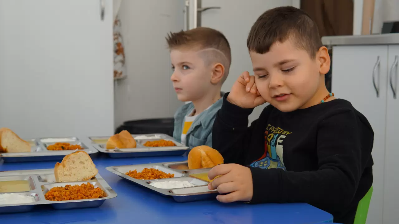 Kemalpaşa Belediyesi, çalışan ailelere büyük kolaylık sağlayan 5 yeni gündüz bakımeviyle yüzlerce çocuğa eğitim fırsatı sundu. Minikler, modern yaklaşımlarla gelişimlerine katkı sağlıyor!