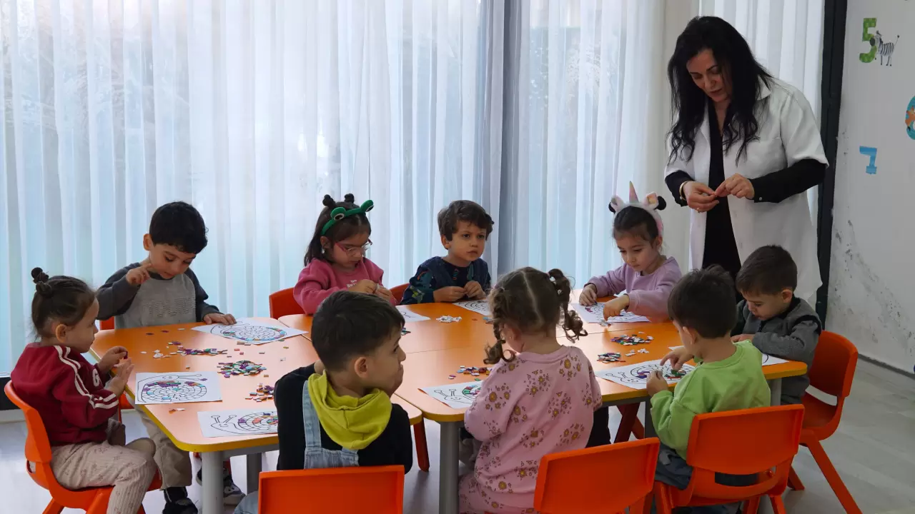Kemalpaşa Belediyesi, çalışan ailelere büyük kolaylık sağlayan 5 yeni gündüz bakımeviyle yüzlerce çocuğa eğitim fırsatı sundu. Minikler, modern yaklaşımlarla gelişimlerine katkı sağlıyor!