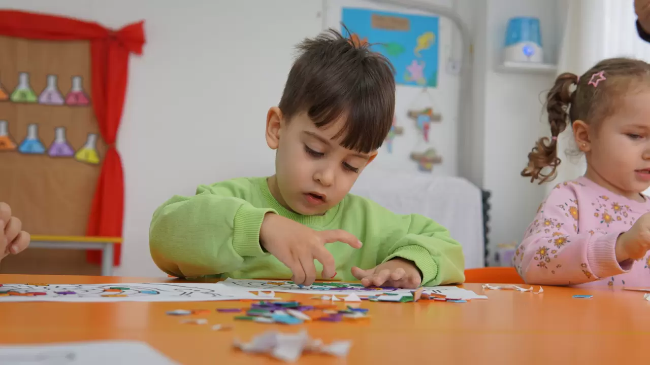 Kemalpaşa Belediyesi, çalışan ailelere büyük kolaylık sağlayan 5 yeni gündüz bakımeviyle yüzlerce çocuğa eğitim fırsatı sundu. Minikler, modern yaklaşımlarla gelişimlerine katkı sağlıyor!