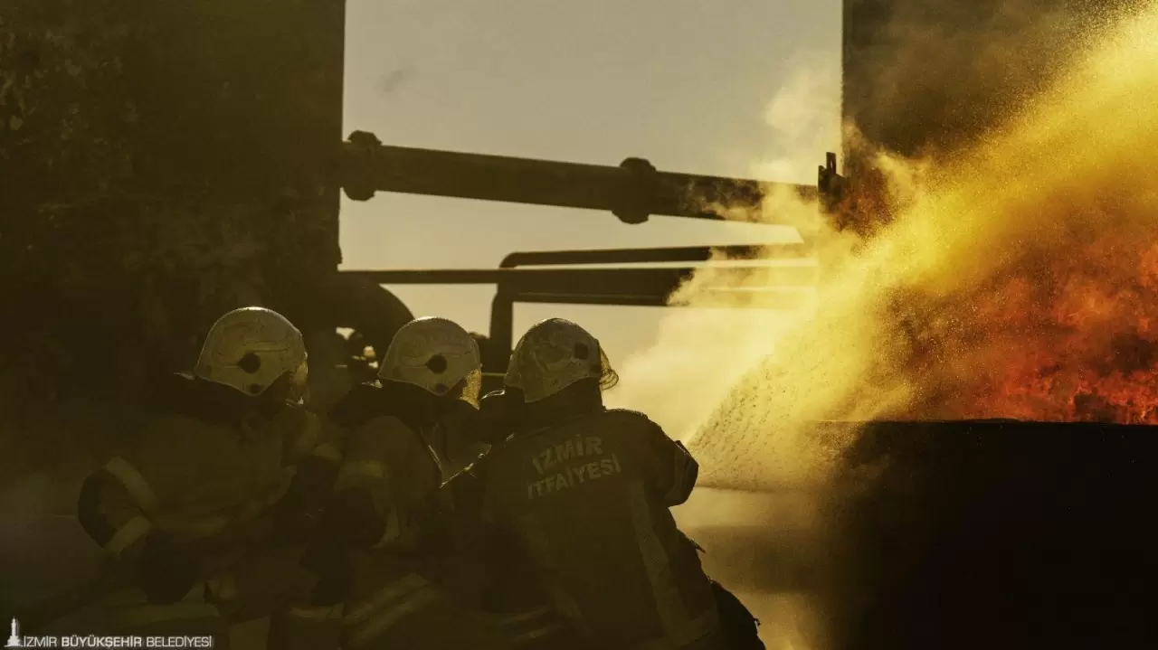İzmir Büyükşehir Belediyesi İtfaiyesi, yangınla mücadele eğitimleriyle 31 bin İzmirliyi acil durum yönetiminde bilinçlendirdi.