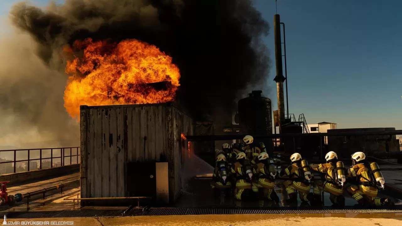 İzmir Büyükşehir Belediyesi İtfaiyesi, yangınla mücadele eğitimleriyle 31 bin İzmirliyi acil durum yönetiminde bilinçlendirdi.
