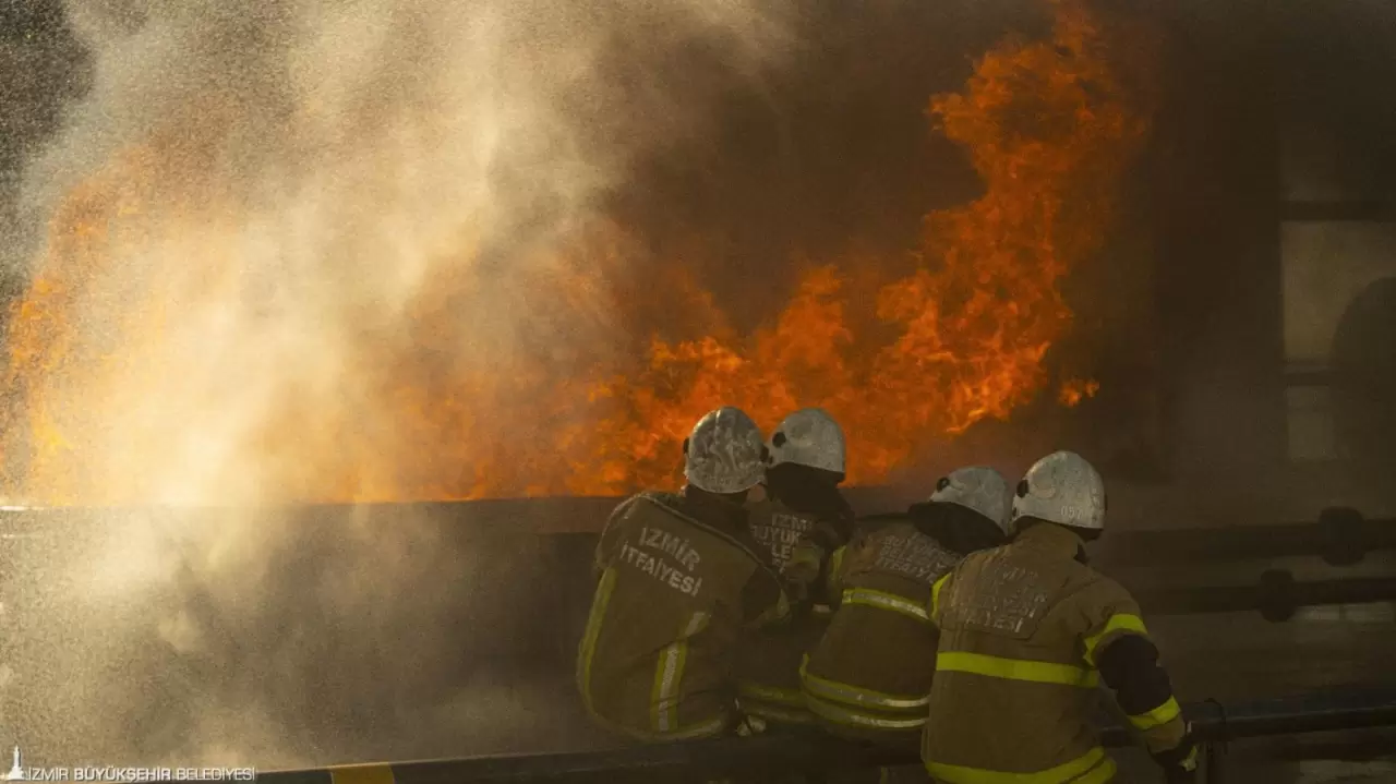 İzmir Büyükşehir Belediyesi İtfaiyesi, yangınla mücadele eğitimleriyle 31 bin İzmirliyi acil durum yönetiminde bilinçlendirdi.
