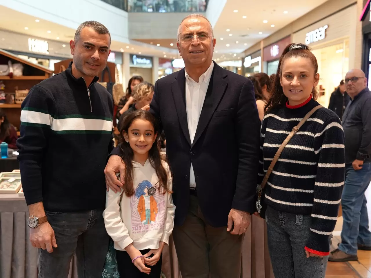 Gaziemir Belediyesi, Cumhuriyet Semtevleri’nde kursiyerlerin ürettiği el emeği ürünleri 14 Şubat Sevgililer Günü Sergisi’nde Optimum AVM’de sergiliyor. 