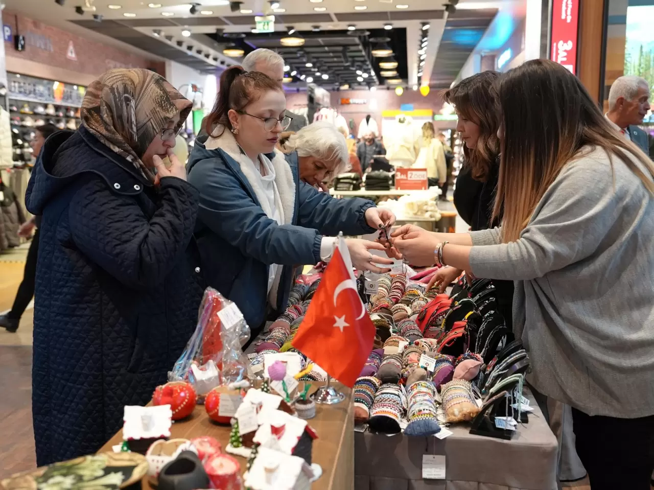 Gaziemir Belediyesi, Cumhuriyet Semtevleri’nde kursiyerlerin ürettiği el emeği ürünleri 14 Şubat Sevgililer Günü Sergisi’nde Optimum AVM’de sergiliyor. 