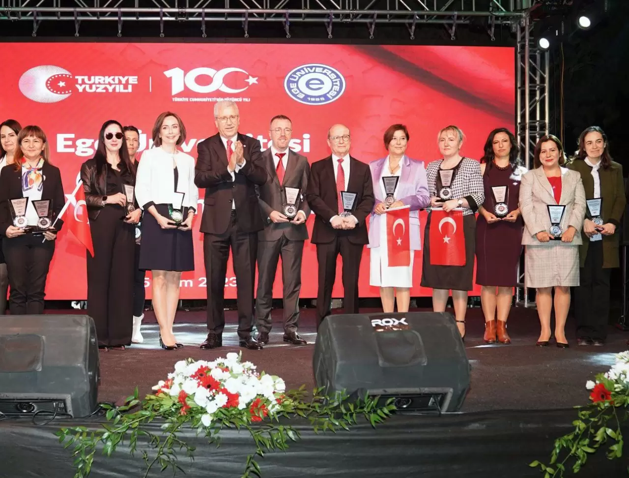 Ege Üniversitesi, proje ve patent alanındaki yükselişini sürdürüyor. TÜBİTAK başvurularında Türkiye birincisi olan üniversite, patent ticarileştirmede ise zirveye oynuyor!