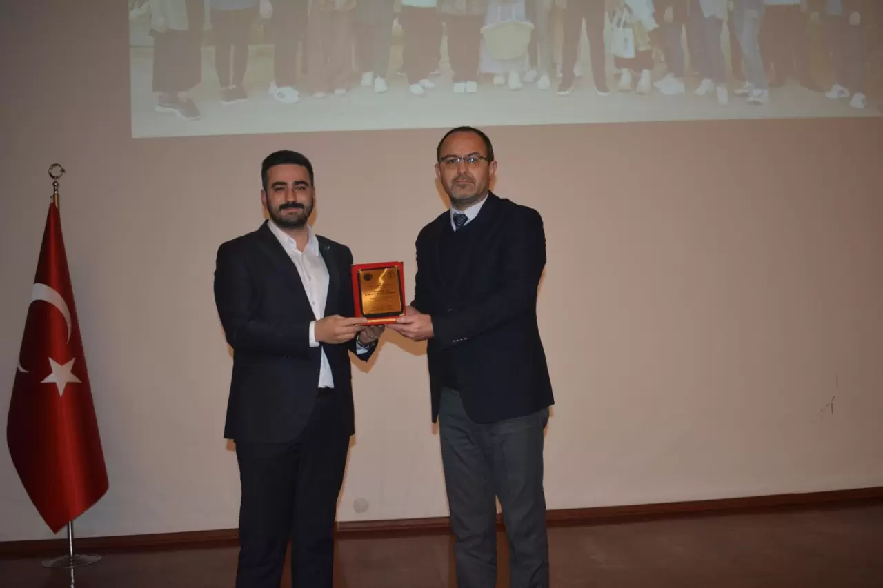 Ege Üniversitesi'nde düzenlenen TÜSEB 2025 Ar-Ge ve Ür-Ge Proje Destekleri Konferansı, sağlık alanında yenilikçi projelerin önünü açarak Türkiye'nin global rekabet gücünü artırmayı hedefliyor.