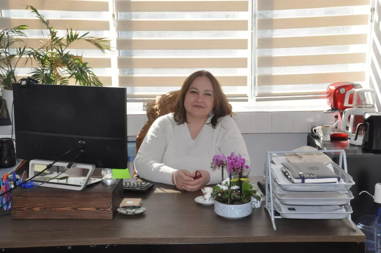 Ege’deki depremler, Santorini Yanardağı'nı yeniden gündeme getirdi. Ege Üniversitesi uzmanları, olası büyük patlamanın Tsunami, iklim değişikliği ve küresel etkilerini tartıştı.